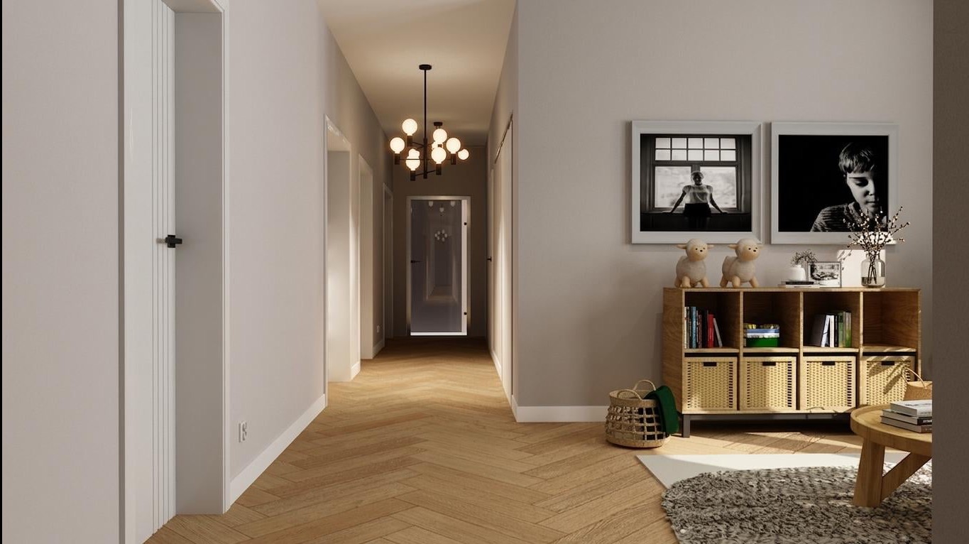 Nowoczesny korytarz z parkietem w jodełkę, oświetlony kulistym żyrandolem. Na ścianie grafiki i regał z dekoracjami. Widok w głąb, przez otwarte drzwi.