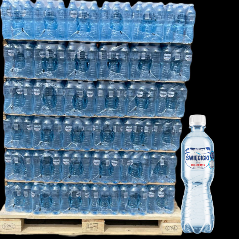 Paleta wody mineralnej 'Święcicki' w folii termokurczliwej, obok pojedyncza butelka. Widoczne logo producenta i etykieta. Całość na drewnianej palecie.