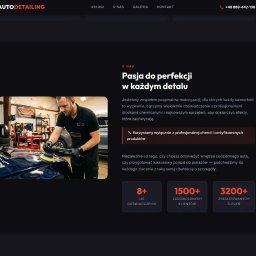Maciej Włodarczak KOMBA - Strona internetowa firmy detailingowej z polerowaniem auta. Sekcja 'O nas' z pracownikiem polerującym niebieski samochód. Ciemna kolorystyka strony, profesjonalny wygląd.