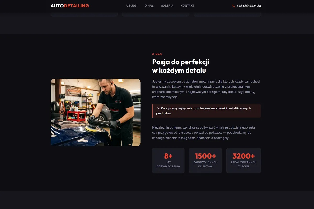 Strona internetowa firmy detailingowej z polerowaniem auta. Sekcja 'O nas' z pracownikiem polerującym niebieski samochód. Ciemna kolorystyka strony, profesjonalny wygląd.