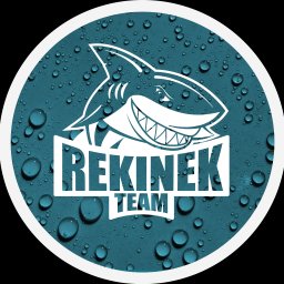 Atelier Horyzontów Adam Hucz - Grafika okrągła z białym logo rekina na tle turkusowej powierzchni z kroplami wody. Napis 'REKINEK TEAM' w białej czcionce. Całość otoczona białym obramowaniem.