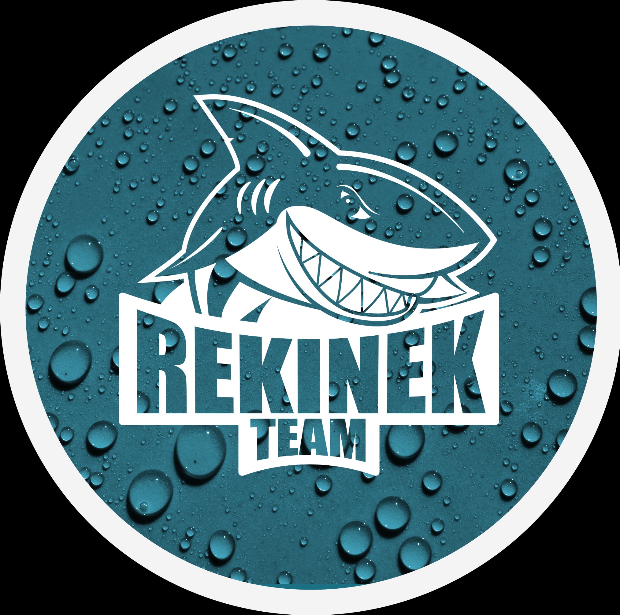 Grafika okrągła z białym logo rekina na tle turkusowej powierzchni z kroplami wody. Napis 'REKINEK TEAM' w białej czcionce. Całość otoczona białym obramowaniem.