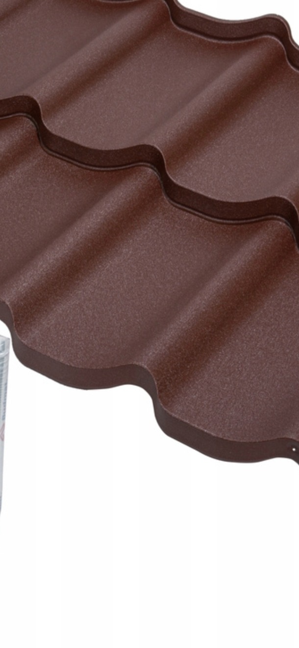 Brązowa blachodachówka modułowa z widoczną fakturą i przetłoczeniami, fragment arkusza w zbliżeniu, oświetlenie studyjne.