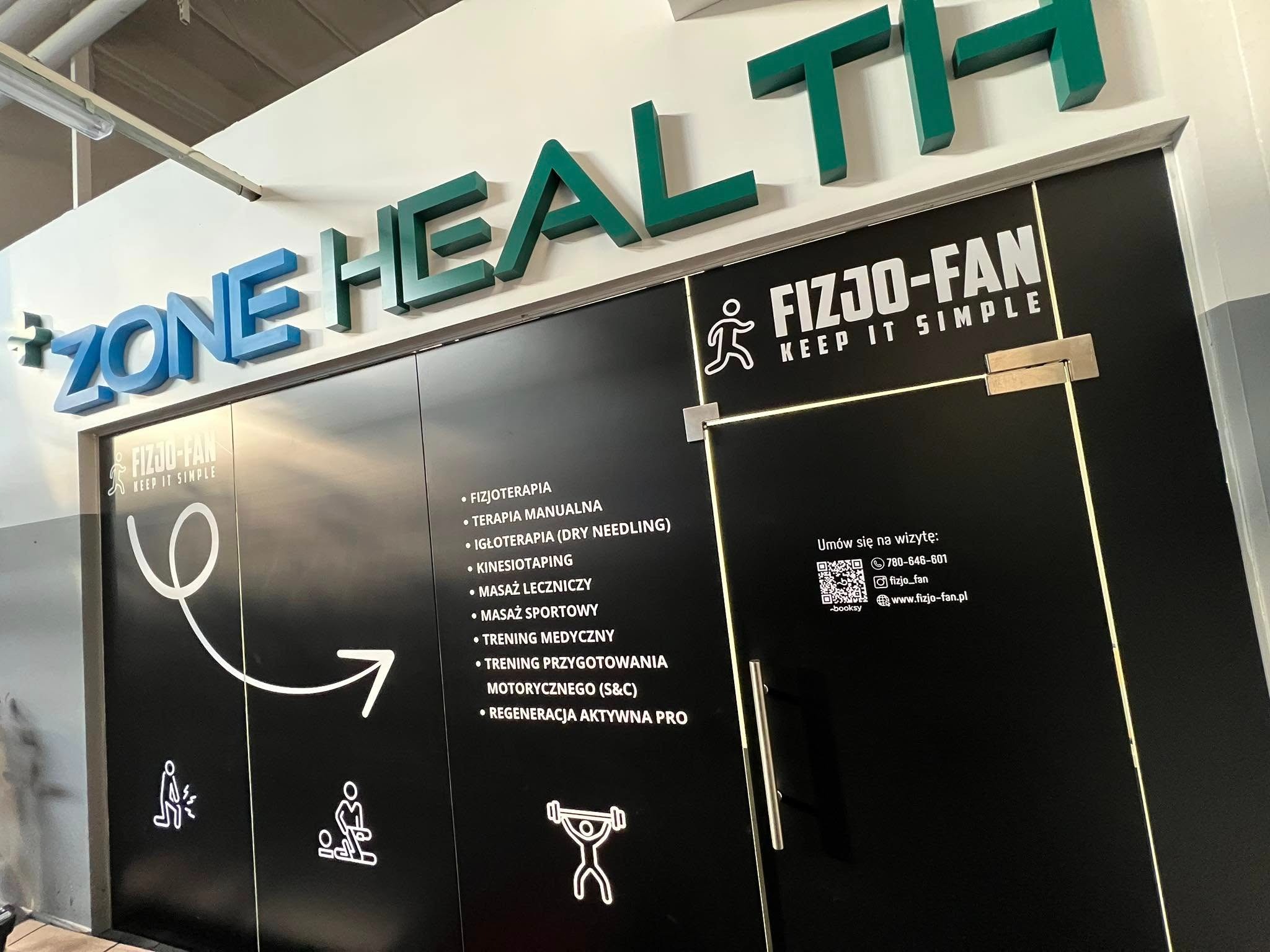 Wejście do gabinetu Fizjo-Fan z listą usług: fizjoterapia, terapia manualna, igłoterapia, kinesiotaping, masaż leczniczy i sportowy, trening medyczny i regeneracja.