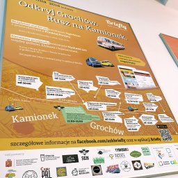 JAKUB KRASOWSKI RELOAD - Plakat informujący o wydarzeniu 'Odkryj Grochów. Rusz na Kamionek' z mapą atrakcji, harmonogramem i logotypami partnerów. Promocja aplikacji Briefly.