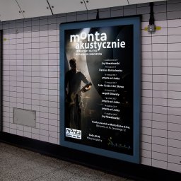 JAKUB KRASOWSKI RELOAD - Plakat reklamowy wydarzenia muzycznego 'Monta akustycznie' w bistro, z wizerunkiem gitarzysty i listą artystów, umieszczony na ścianie wyłożonej białymi płytkami.