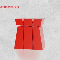 JAKUB KRASOWSKI RELOAD - Czerwone, trójwymiarowe logo firmy Schomburg na teksturowanym, jasnoszarym tle. Geometryczny kształt z bloków i trapezów. Minimalistyczny design.