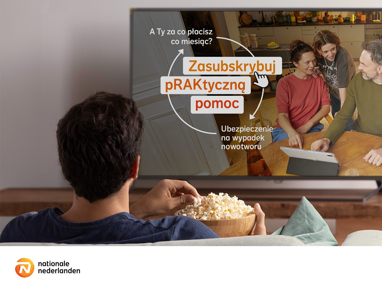 Mężczyzna z tyłu głowy ogląda reklamę na TV: rodzina korzysta z tabletu, a tekst zachęca do subskrypcji praktycznej pomocy i ubezpieczenia na wypadek nowotworu.