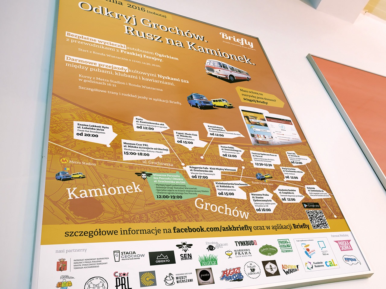 Plakat informujący o wydarzeniu 'Odkryj Grochów. Rusz na Kamionek' z mapą atrakcji, harmonogramem i logotypami partnerów. Promocja aplikacji Briefly.
