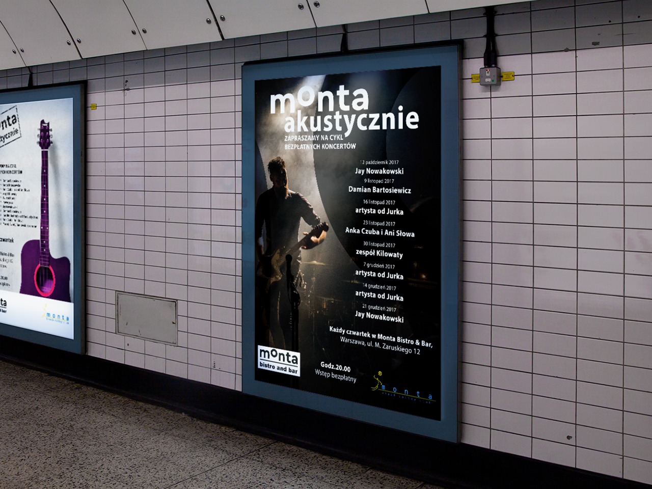 Plakat reklamowy wydarzenia muzycznego 'Monta akustycznie' w bistro, z wizerunkiem gitarzysty i listą artystów, umieszczony na ścianie wyłożonej białymi płytkami.