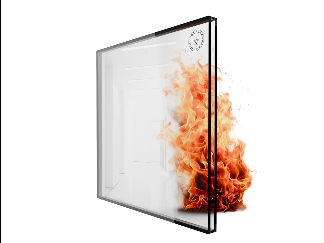 Przezroczysta szyba ognioodporna z czarną ramą, z widocznym płomieniem po jednej stronie i białym wnętrzem po drugiej. Widoczne oznaczenia certyfikacyjne na szkle.