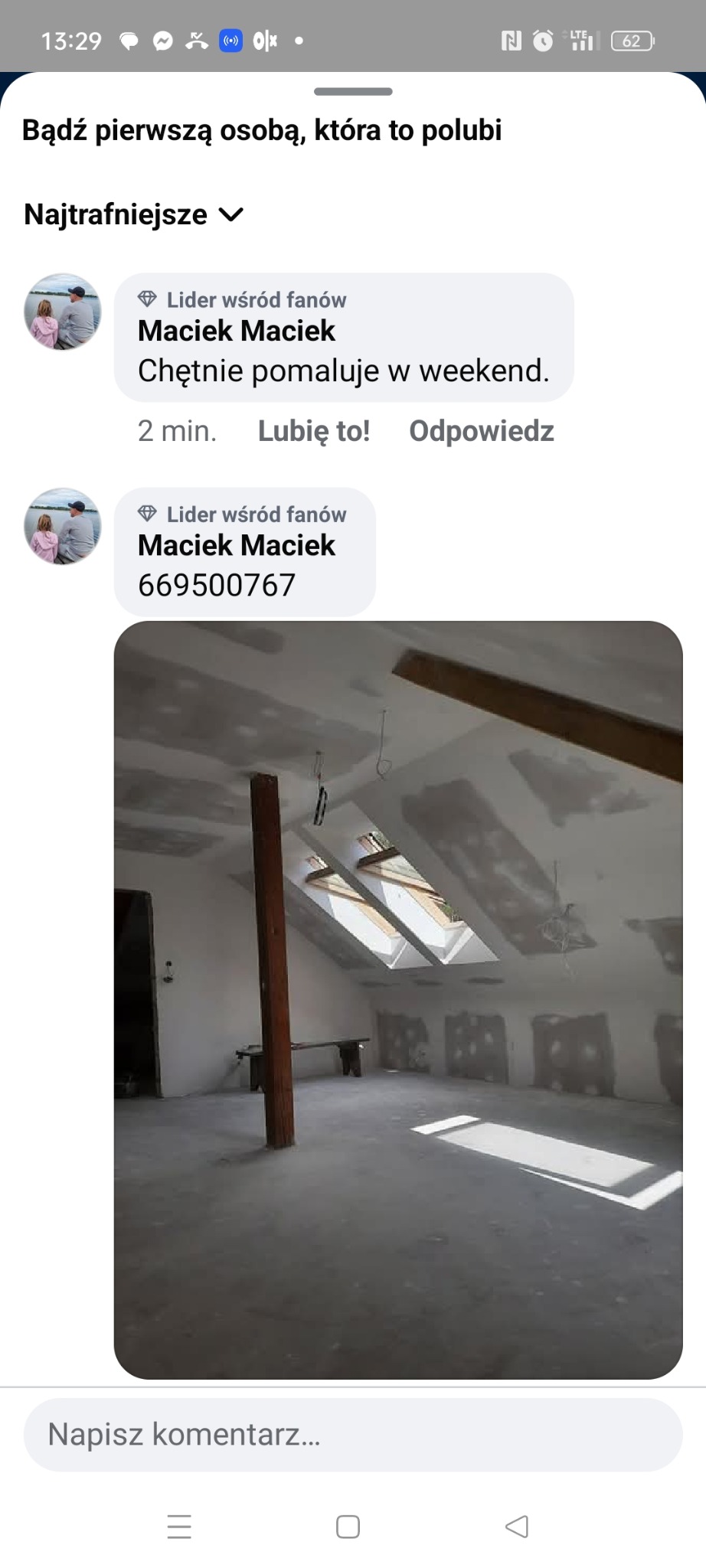 Poddasze w trakcie wykańczania: widoczne okna dachowe, drewniany słup, ściany przygotowane pod gładzie, częściowo z płytami karton-gips. Wnętrze do malowania.