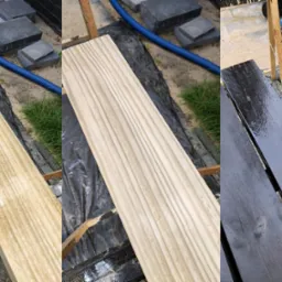 Deski tarasowe w trzech etapach: przed czyszczeniem, po czyszczeniu i po malowaniu na czarno, ułożone na czarnej folii ochronnej, z widocznymi kostkami brukowymi w tle.