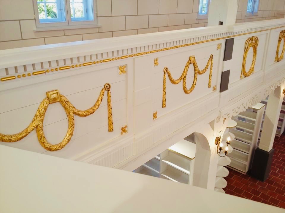 Zdobione balkony w Muzeum Młynarstwa Śródlądowego i Ochrony Wód w Sierakowie