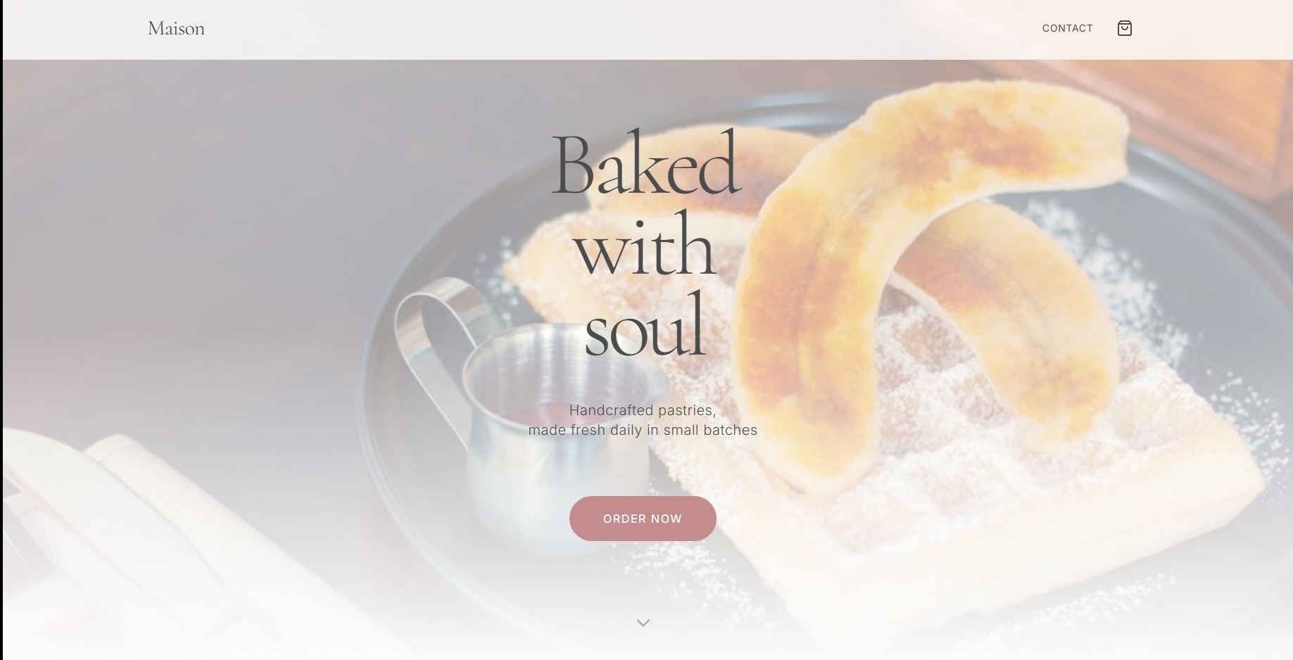 Elegancki landing page cukierni 'Maison' z hasłem 'Baked with soul'. Wafel z bananami i cukrem pudrem, dzbanuszek z sosem. Stonowana kolorystyka, minimalistyczny design.
