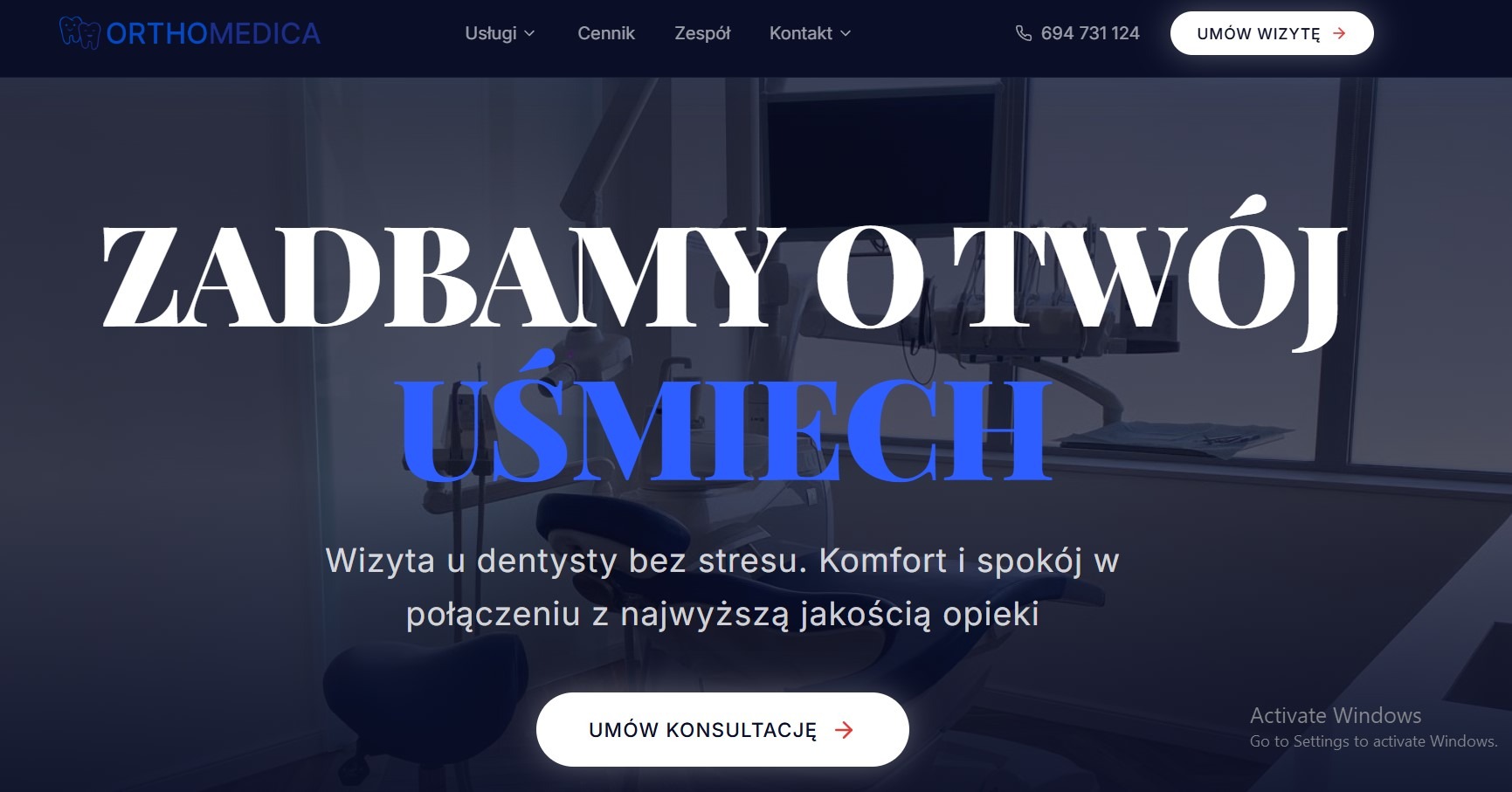 Strona internetowa kliniki dentystycznej Orthomedica z hasłem 'Zadbamy o Twój uśmiech'. W tle widoczne wyposażenie gabinetu stomatologicznego i przycisk 'Umów konsultację'.