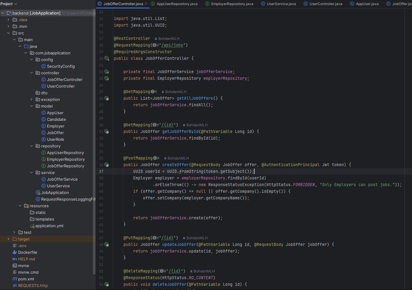 Fragment kodu Java w IDE, widoczny kontroler JobOfferController z adnotacjami Spring Boot, podkreślający REST API do agregacji danych z rynku pracy.
