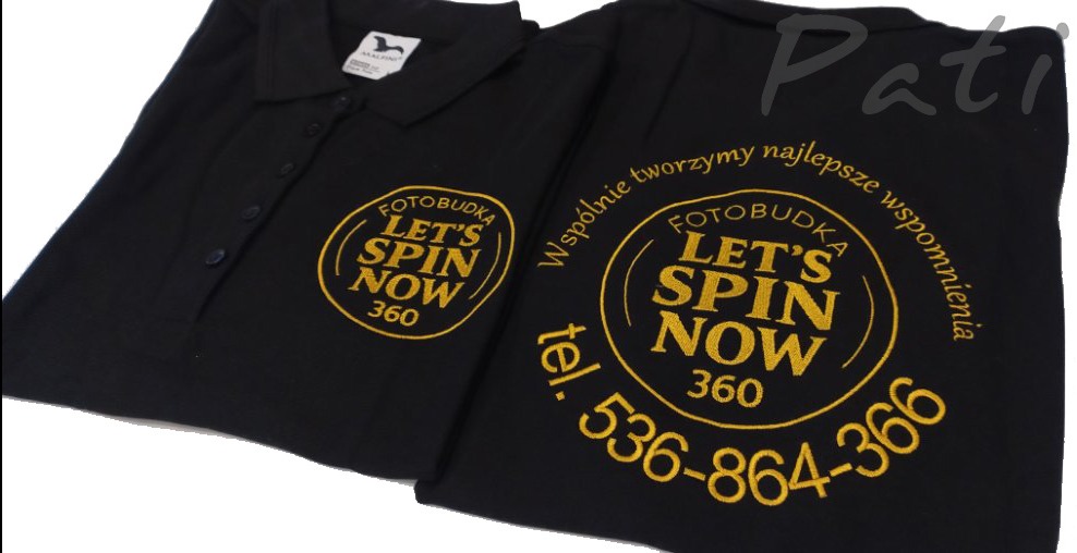 Dwie czarne koszulki polo z haftowanym, okrągłym logo 'Fotobudka Let's Spin Now 360' w kolorze złotym. Widoczny numer telefonu i hasło 'Wspólnie tworzymy najlepsze wspomnienia'.