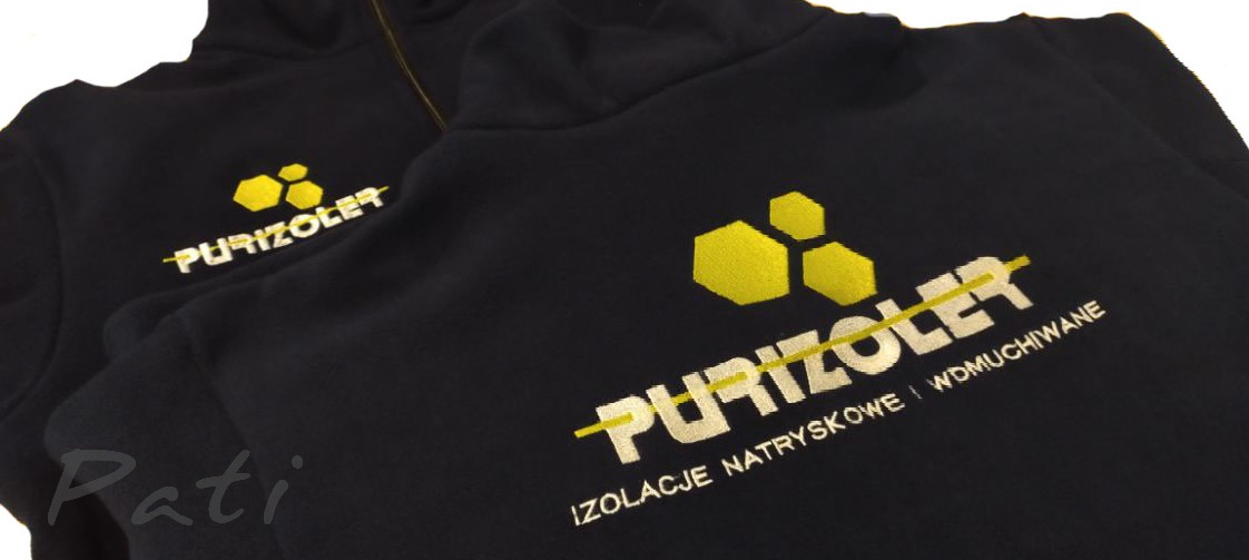 Czarna bluza z kapturem z żółtym haftem logo firmy 'Purizoler', prezentująca izolacje natryskowe i wdmuchiwane. Widoczne detale haftu i materiału.