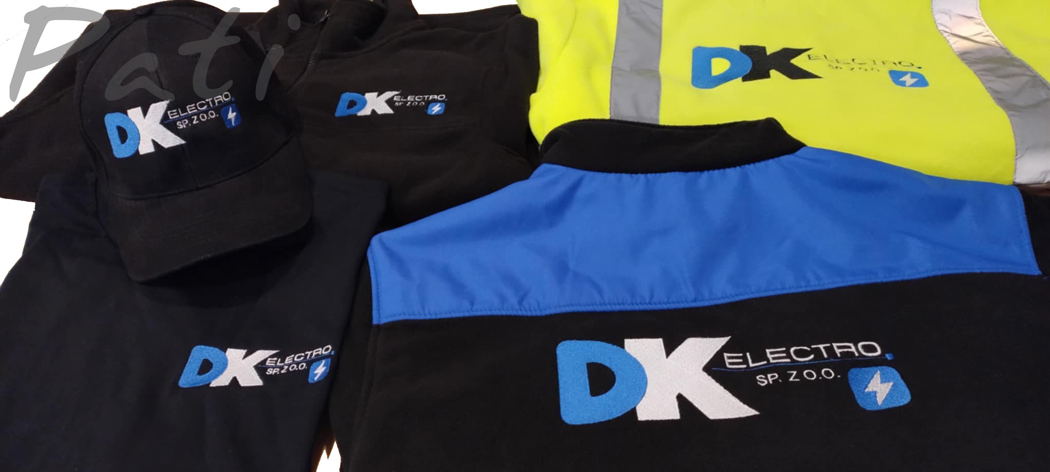Cztery elementy odzieży roboczej z haftowanym logo DK Electro Sp. z o.o.: czapka, bluza, polar i kamizelka odblaskowa. Prezentacja gotowych produktów.