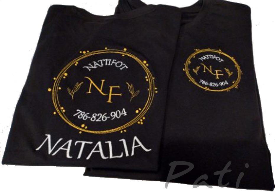Dwie czarne koszulki z haftowanym złotym logo 'Nattifot NF' i numerem telefonu, jedna z imieniem 'Natalia'. Precyzyjne detale haftu, widoczne na zbliżeniu.
