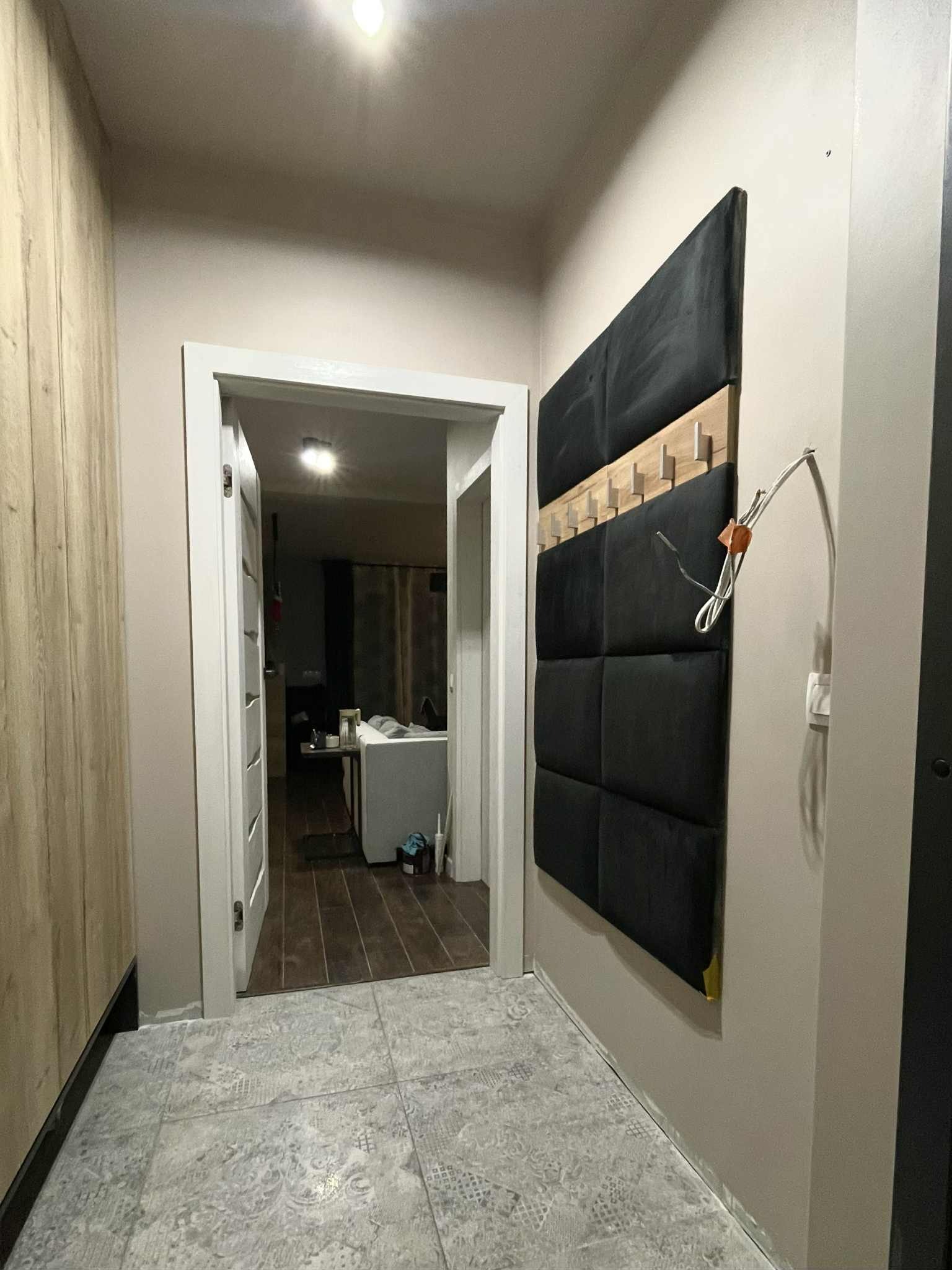 zmiana koloru w korytarzu to świeży wygląd domu od samego wejścia