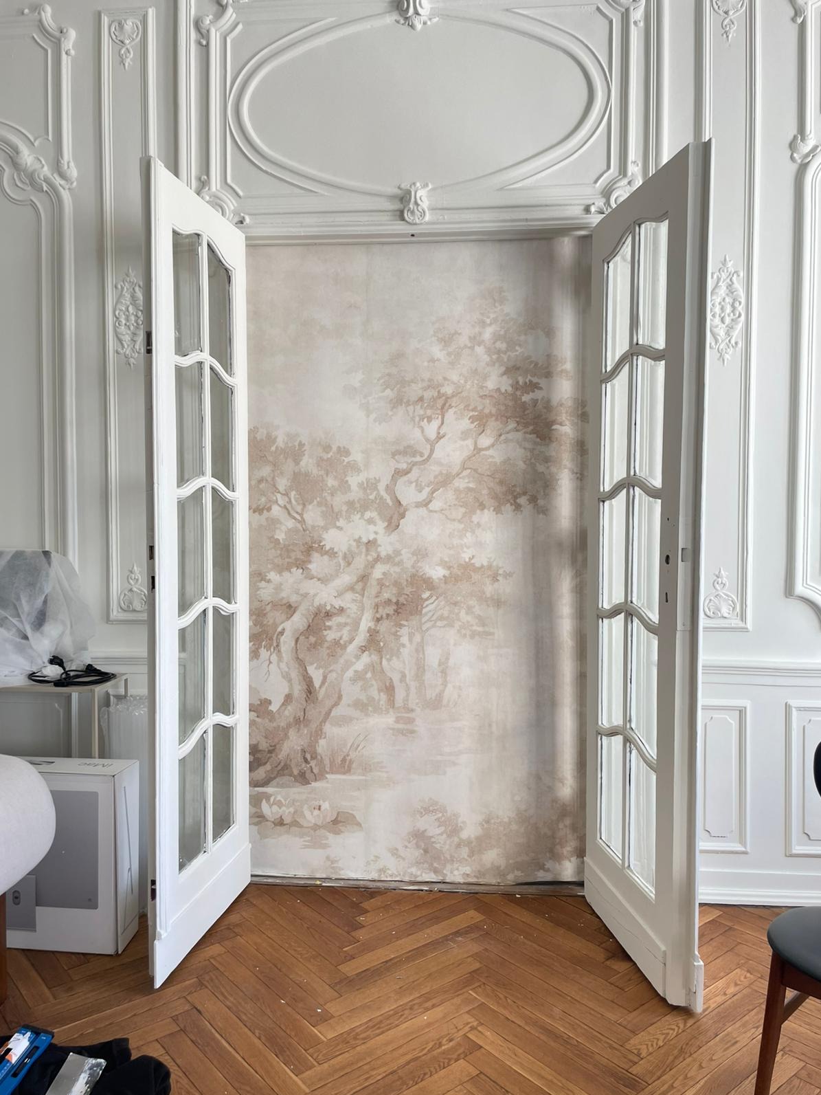 dodanie akcentu w studiu fotograficznym - tapeta we wnęce przyciąga uwagę