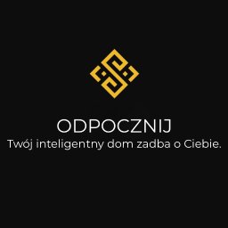 STALIMPORT SPÓŁKA Z OGRANICZONĄ ODPOWIEDZIALNOŚCIĄ - Grafika z żółtym, geometrycznym logo nad napisem 'ODPOCZNIJ. Twój inteligentny dom zadba o Ciebie.' na czarnym tle. Minimalistyczny design.
