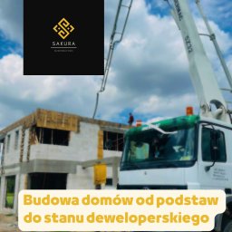 STALIMPORT SPÓŁKA Z OGRANICZONĄ ODPOWIEDZIALNOŚCIĄ - Budowa domu w stanie deweloperskim z użyciem pompy do betonu. Widoczny fragment budynku w trakcie wznoszenia i logo firmy budowlanej.