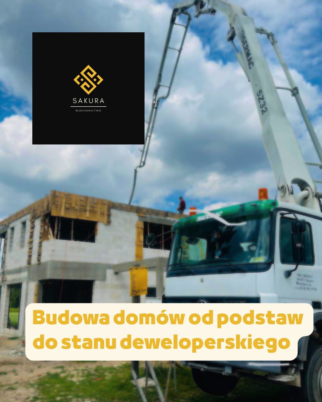 Budowa domu w stanie deweloperskim z użyciem pompy do betonu. Widoczny fragment budynku w trakcie wznoszenia i logo firmy budowlanej.