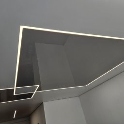 Lucas - Nowoczesny sufit podwieszany z oświetleniem LED w kształcie geometrycznym. Minimalistyczny design, gładka powierzchnia, białe ściany. Wykończenie wnętrz.