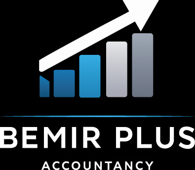 Grafika: Logo 'BEMIR PLUS ACCOUNTANCY' z wykresem słupkowym w odcieniach niebieskiego i szarości, nad którym wznosi się biała strzałka, symbolizująca wzrost.