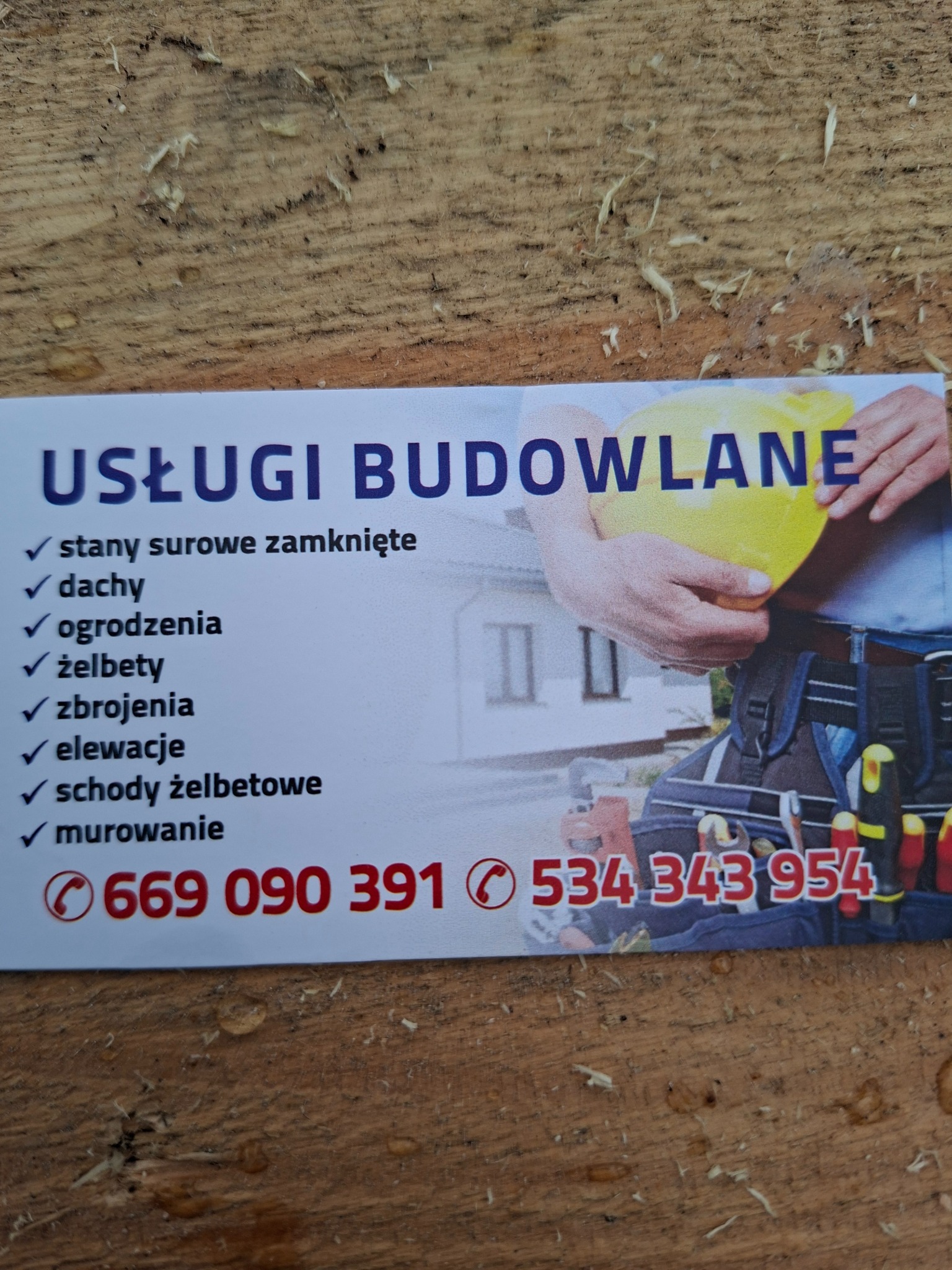 Wizytówka firmy budowlanej z listą usług: stany surowe, dachy, ogrodzenia, żelbety, zbrojenia, elewacje, schody żelbetowe, murowanie i numery telefonów.