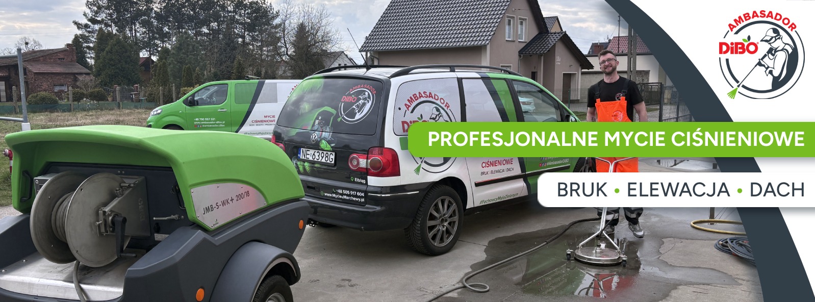 Profesjonalne mycie ciśnieniowe: pracownik w kombinezonie, maszyna czyszcząca, firmowe samochody z logo Dibo na tle kostki brukowej i budynków.
