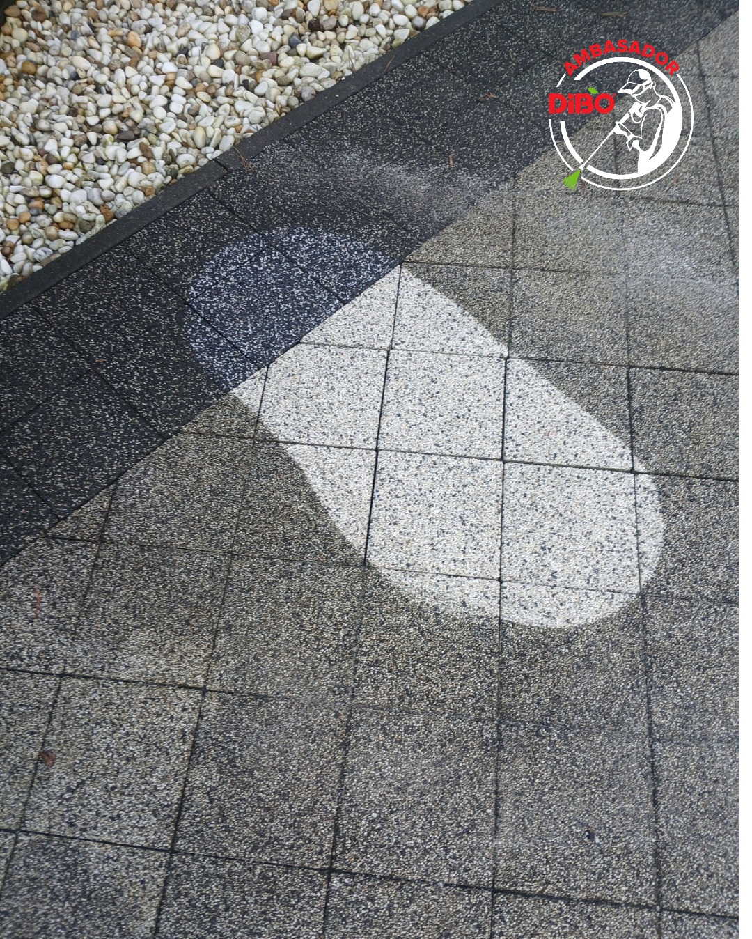 Fragment kostki brukowej po czyszczeniu, widoczna różnica w kolorze i czystości. Część kostki mokra, obok kamyczki ozdobne i logo firmy w prawym górnym rogu.