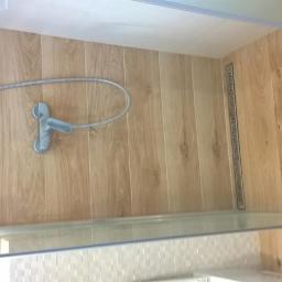 łazienka - kabina z odpływem liniowym
