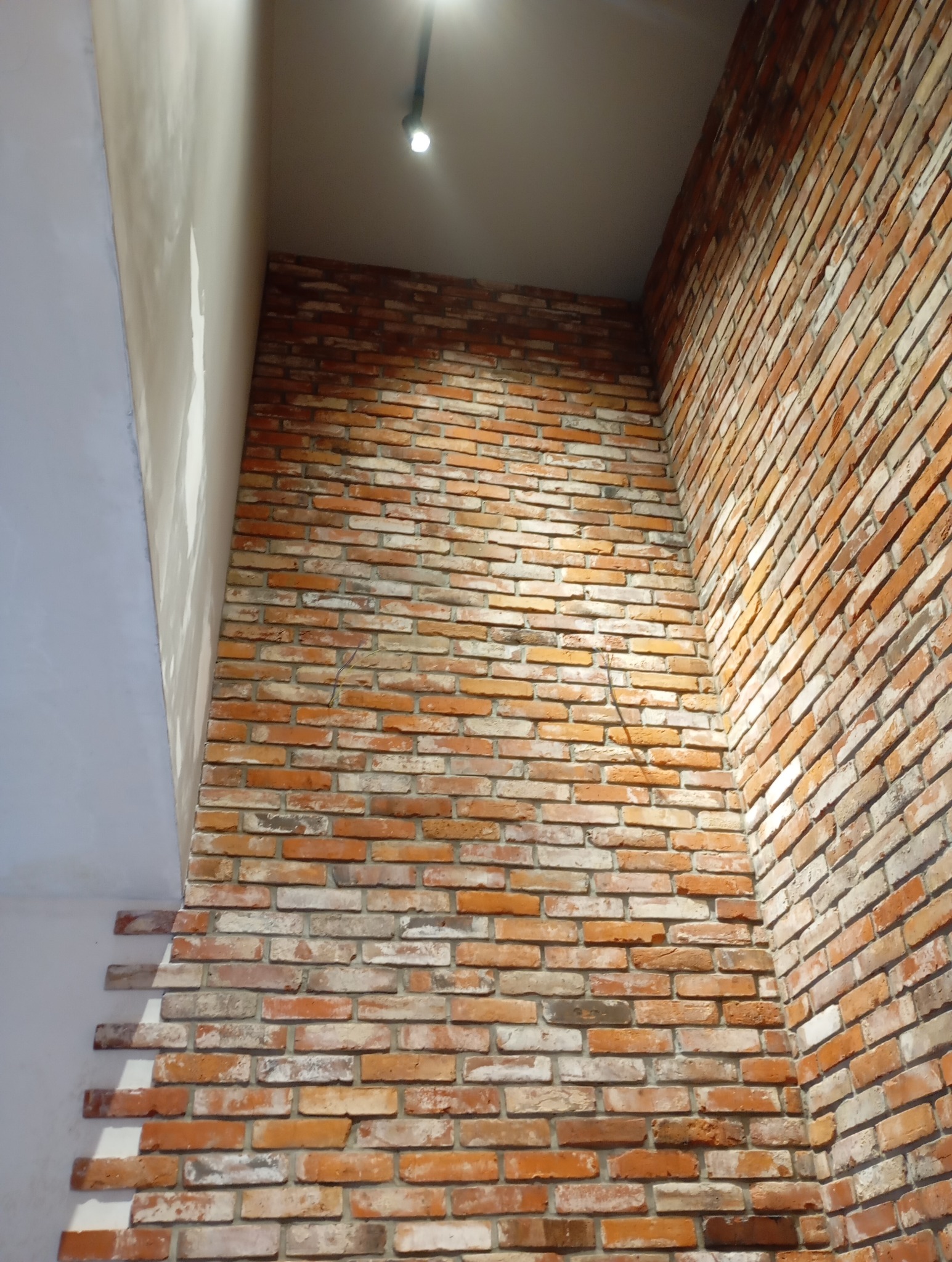 Klatka schodowa w cegle