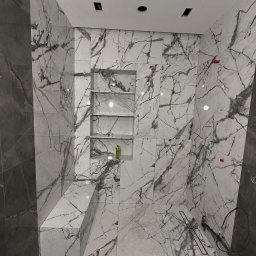 Wykonana łazienka – gres wielkoformatowy, strefa prysznicowa z niszami.
