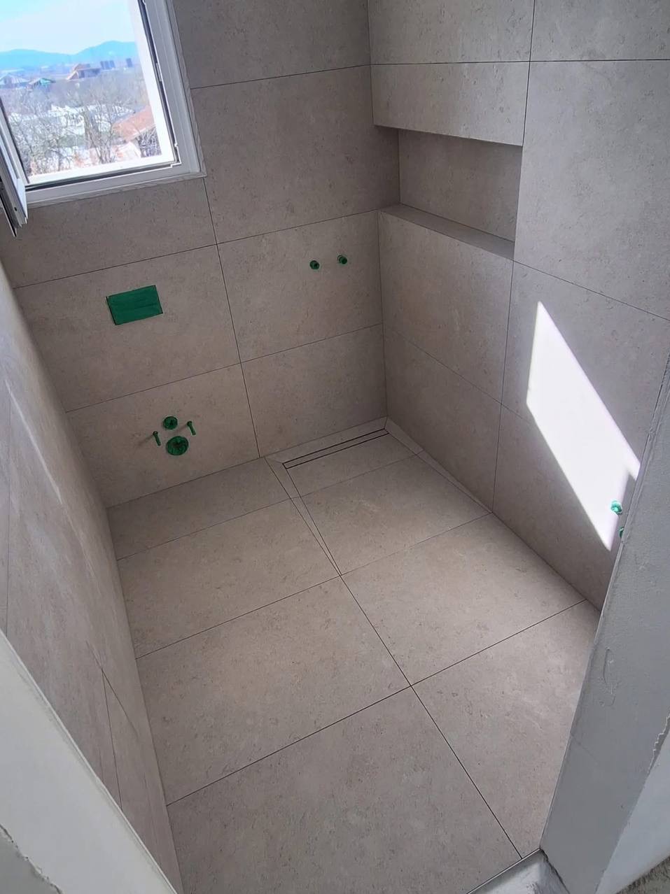 Kompleksowe wykonanie łazienki – realizacja od stanu surowego do gotowego efektu.