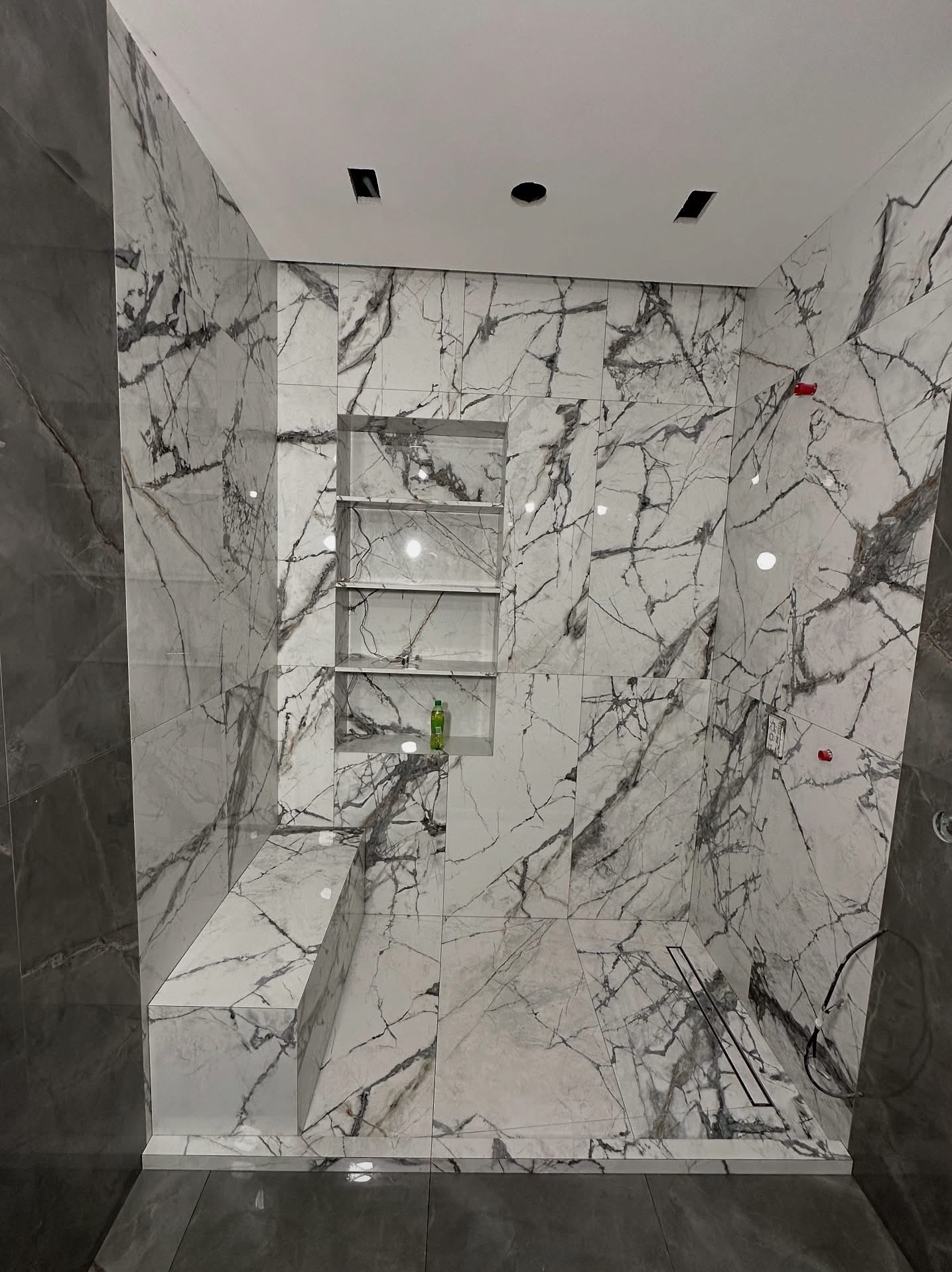 Wykonana łazienka – gres wielkoformatowy, strefa prysznicowa z niszami.