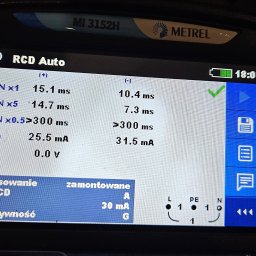 EFV WELPOL KRZYSZTOF ZAMARJA - Ekran miernika elektrycznego Metrel MI 3152H z wynikami testu RCD Auto, wskazującymi parametry t IAN x1, x5, x0.5, Id (+) i Uc. Widoczne wartości pomiarowe w ms i mA.