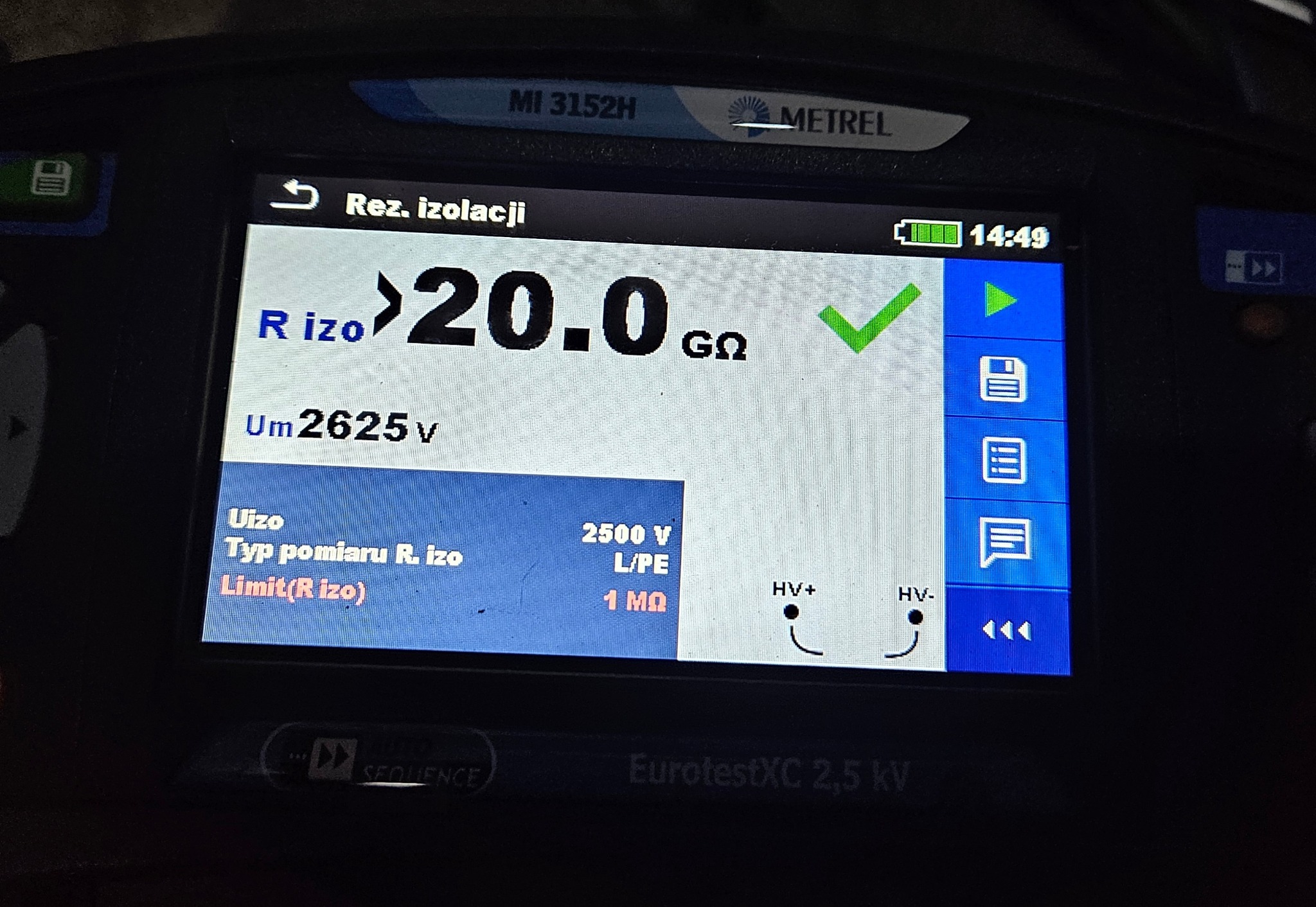 Ekran miernika izolacji Metrel MI 3152H z wynikiem 20.0 GΩ, napięcie 2625V. Widoczne ustawienia pomiaru R.izo i limit 1 MΩ. EurotestXC 2,5 kV.