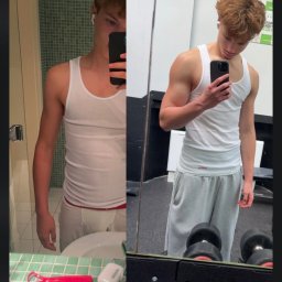 Ernest Krug - Młody mężczyzna w białym podkoszulku prezentuje transformację sylwetki, porównując odbicie w lustrze łazienki z odbiciem w lustrze siłowni. Widoczne hantle.