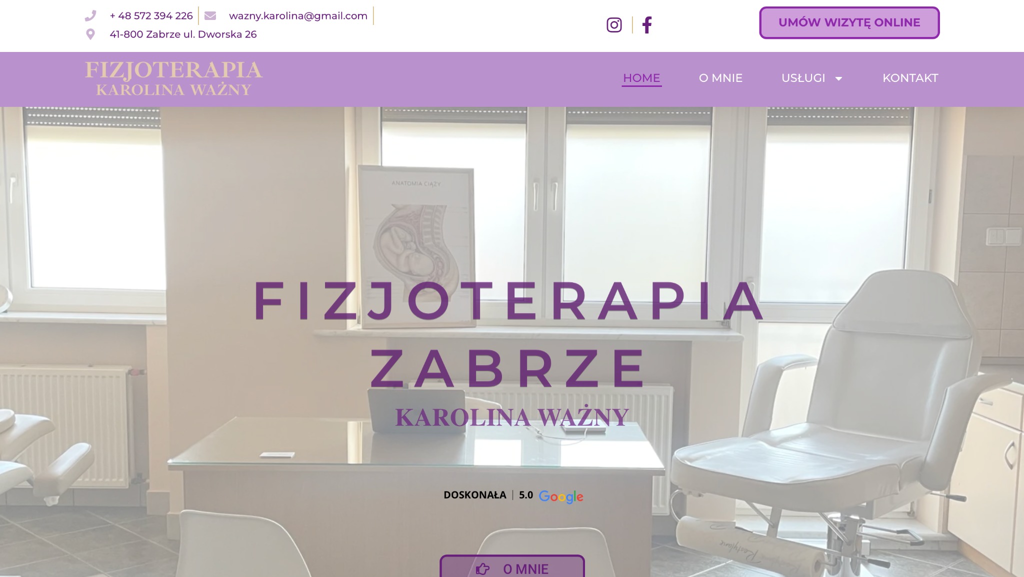 Jasne wnętrze gabinetu fizjoterapii w Zabrzu. Widoczne biurko, krzesło zabiegowe i plakat z anatomią ciąży. Logo firmy w kolorze fioletowym.