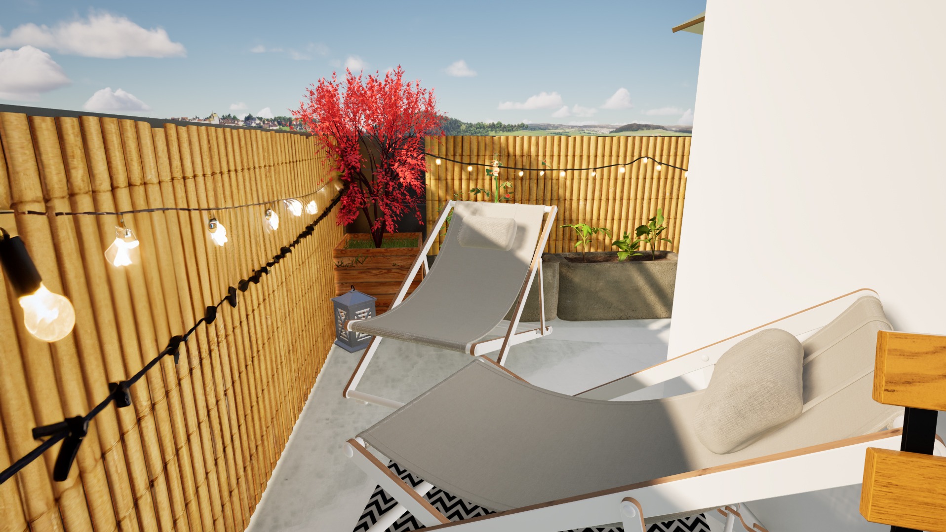 Balkon z bambusową osłoną, oświetleniem girlandowym i leżakami. Czerwone drzewko w donicy dodaje koloru. Widok na krajobraz w tle.