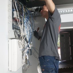 Odbudowa rozdzielnicy po pożarze.