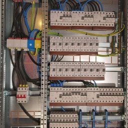 Pawel Jarocha - Prefabrykacja rozdzielnicy szpitala.