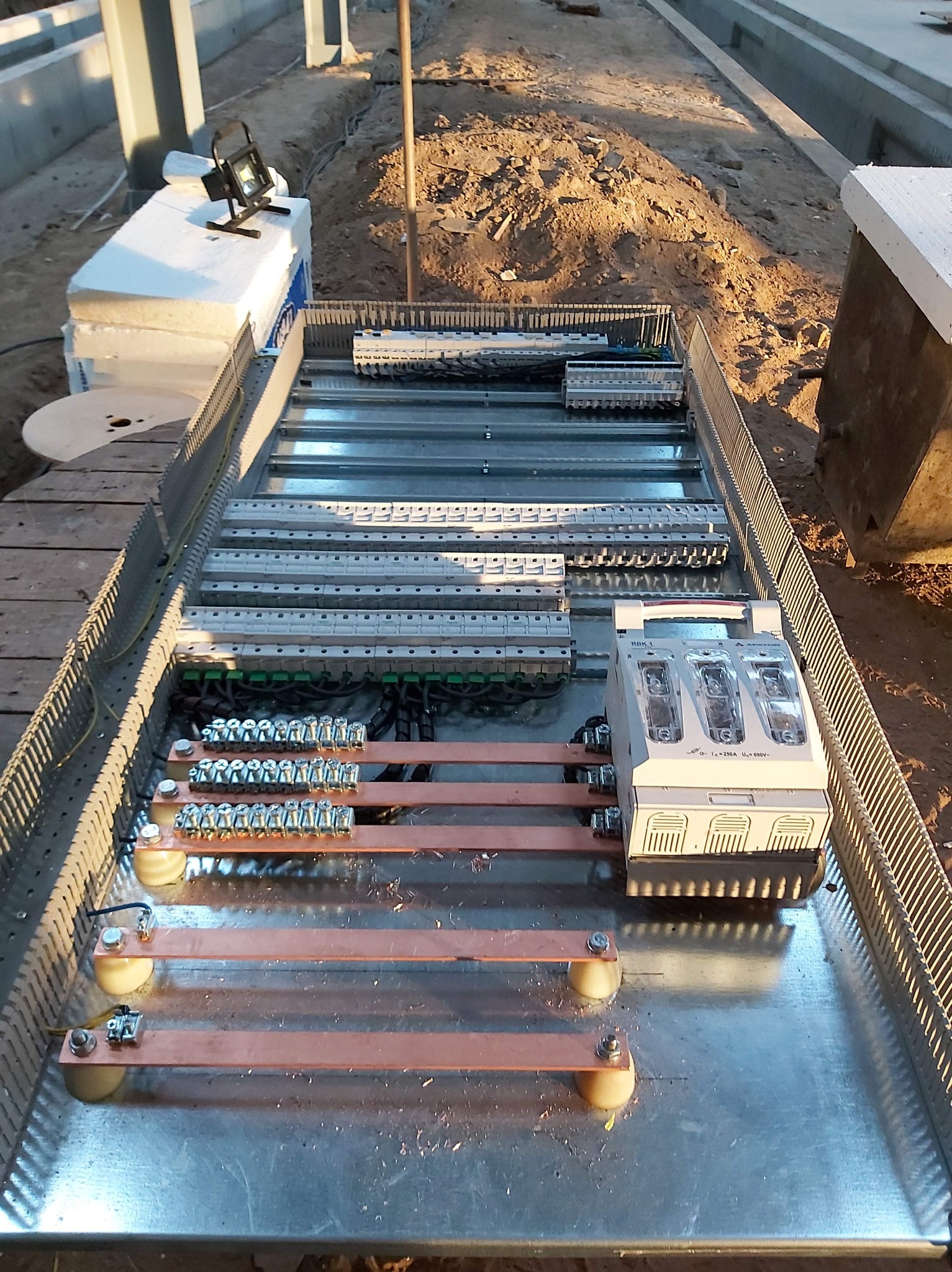 Montaż rozdzielnicy elektrycznej obiektu przemysłowego obsługującego tabor kolejowy - początek montażu.