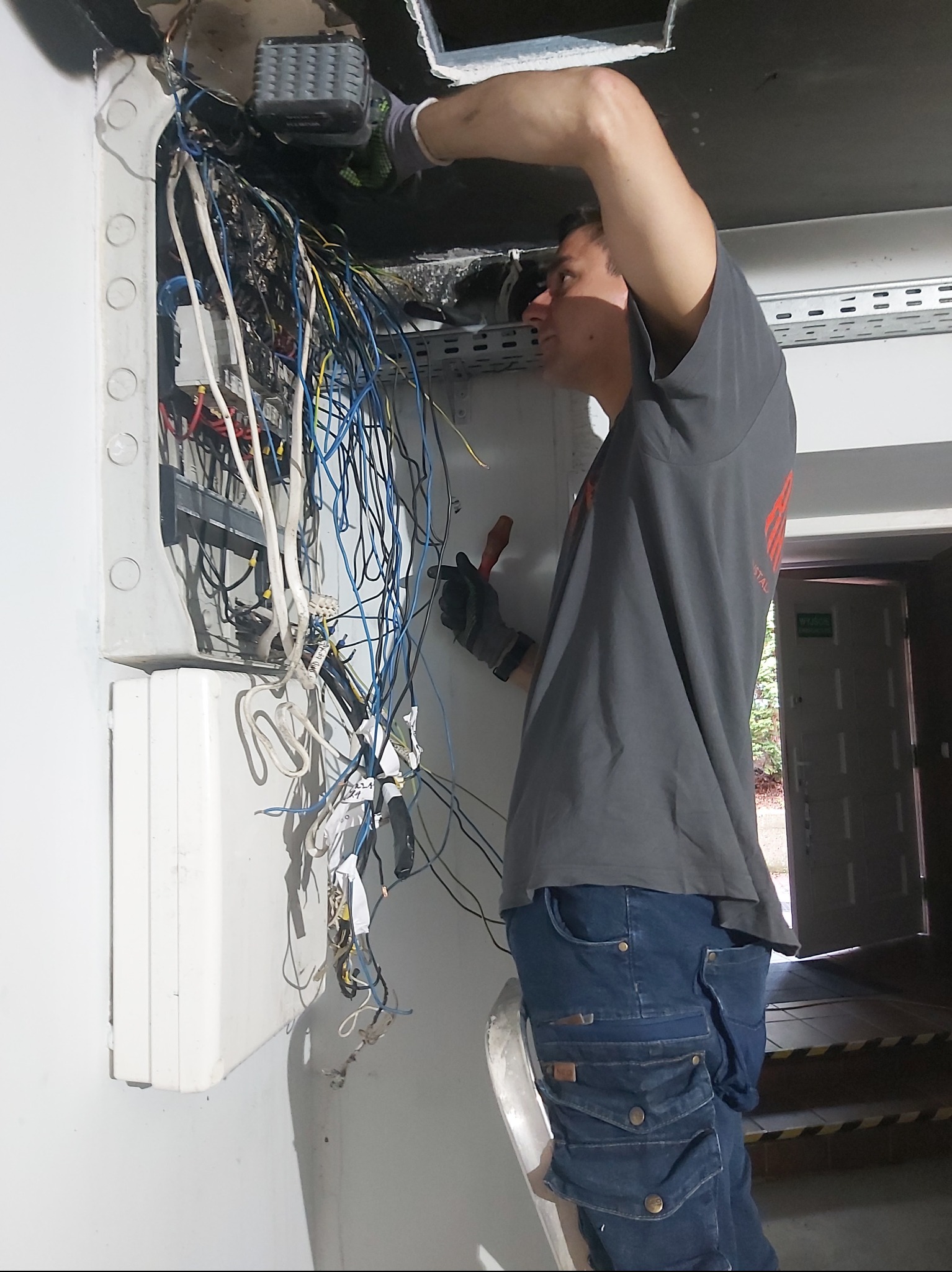 Odbudowa rozdzielnicy po pożarze.