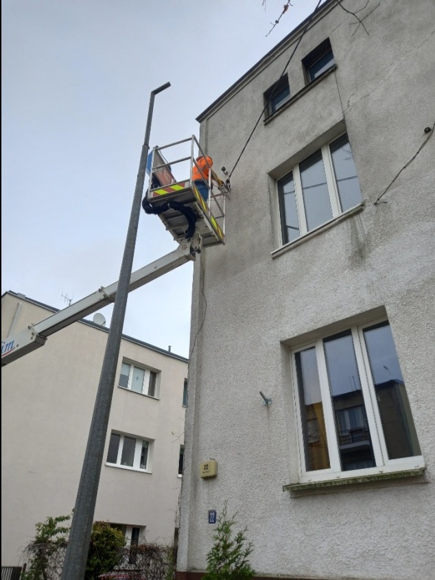 Wykonanie przyłącza napowietrznego budynku jednorodzinnego - praca na wysokości.